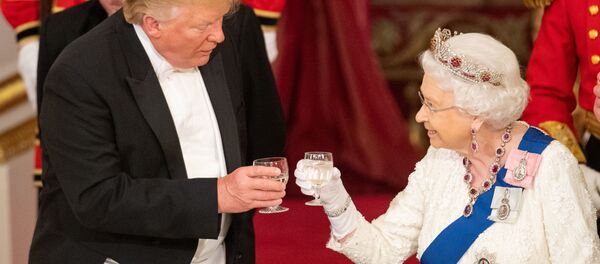 La reina Isabel II y el presidente de EEUU, Donald Trump, durante la visita del mandatario al Reino Unido - Sputnik Mundo