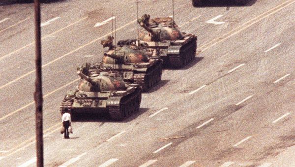 Un hombre frente a varios tanques en Pekín en 1989 Un hombre frente a varios tanques en Pekín en 1989 - Sputnik Mundo