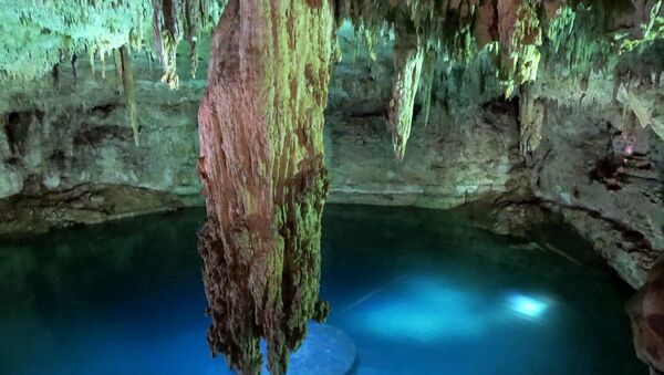 Un cenote en México - Sputnik Mundo