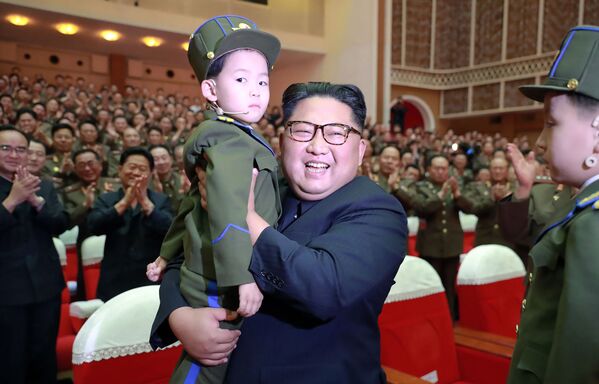 La esperanza de la nación: Kim Jong-un y los niños norcoreanos - Sputnik Mundo