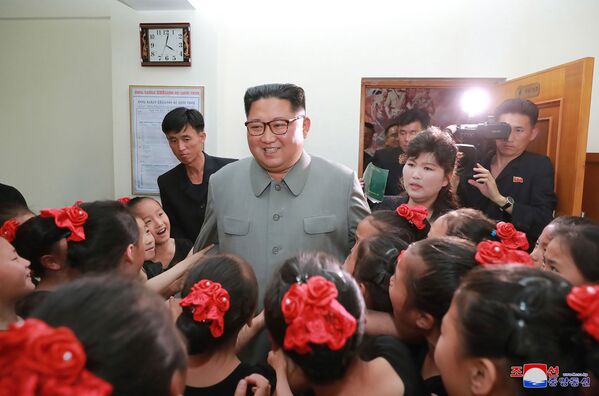 La esperanza de la nación: Kim Jong-un y los niños norcoreanos - Sputnik Mundo