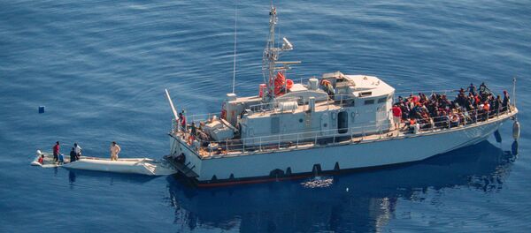 Un barco con migrantes en el Mediterraneo - Sputnik Mundo