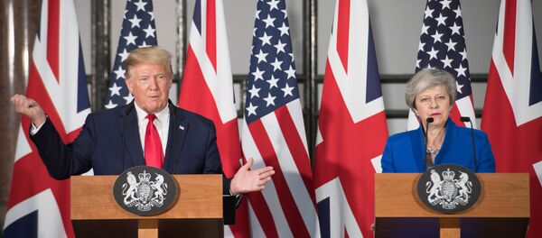 El presidente de Estados Unidos, Donald Trump, y la primera ministra británica, Theresa May - Sputnik Mundo