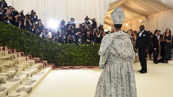 Rihanna en la gala MET 2018 - Sputnik Mundo