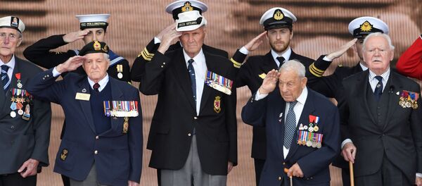 Los veteranos durante los actos conmemorativos del Desembarco de Normandía en Portsmouth - Sputnik Mundo