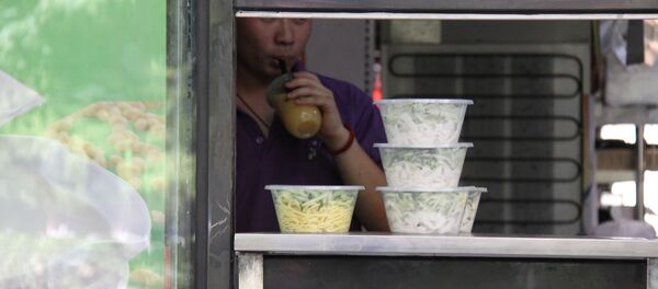 Envases de plástico con comida para llevar en China - Sputnik Mundo