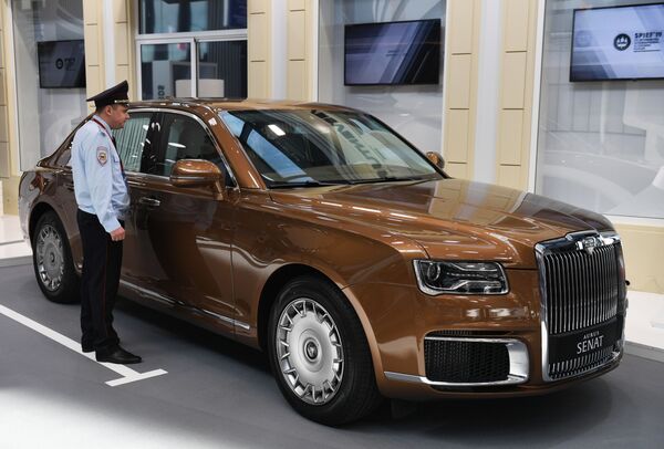 Presentan un lujoso Aurus de inusual color cobre en San Petersburgo (foto, vídeo) - Sputnik Mundo