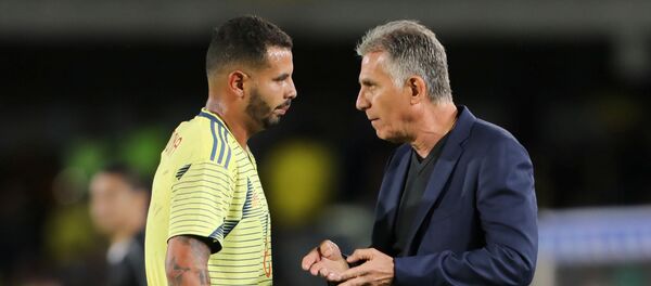 El entrenador portugués Carlos Queiroz dialoga con el futbolista Edwin Cardona durante un partido de la selección de Colombia  - Sputnik Mundo