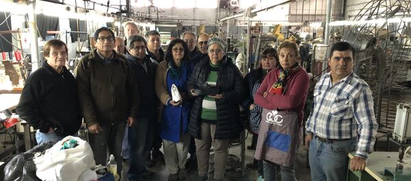 En la Cooperativa Unidos por el Calzado trabajan 41 operarios, que decidieron el camino de la autogestión para evitar el cierre de su fábrica - Sputnik Mundo