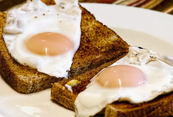 Guardar los huevos en la puerta del refrigerador es peligroso y todos lo hacemos, ¿por qué? Guardar los huevos en la puerta del refrigerador es peligroso y todos lo hacemos, ¿por qué? - Sputnik Mundo