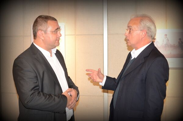 El senador uruguayo, Rubén Martínez Huelmo y el director de la oficina regional de Sputnik en Uruguay, Oleg Vyazmitinov - Sputnik Mundo