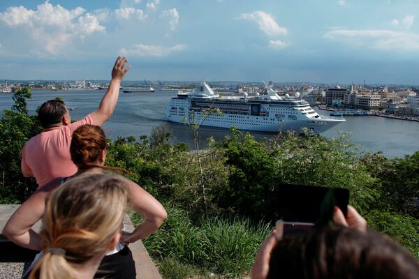 Empress of the Seas se despide de La Habana y marca fin de la era de los cruceros a Cuba Empress of the Seas se despide de La Habana y marca fin de la era de los cruceros a Cuba - Sputnik Mundo