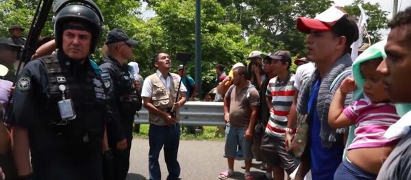 México frena caravana de migrantes centroamericanos en medio de la presión de EEUU - Sputnik Mundo