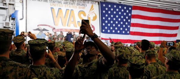 Un militar de EEUU con un smartphone (imagen referencial) Un militar de EEUU con un smartphone (imagen referencial) - Sputnik Mundo