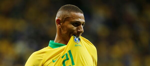 El futbolista brasileño Richarlison celebra un gol durante un partido amistoso contra Catar - Sputnik Mundo