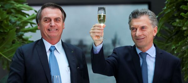 El presidente de Brasil, Jair Bolsonaro, con su par argentino, Mauricio Macri - Sputnik Mundo
