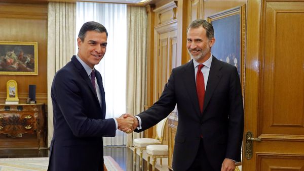 Presidente del Gobierno español, Pedro Sánchez, y el rey de España, Felipe VI Presidente del Gobierno español, Pedro Sánchez, y el rey de España, Felipe VI - Sputnik Mundo