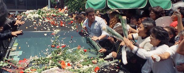Seguidores de Francisco Paco Stanley arrojan flores en su carro fúnebre durante su funeral, el 8 de junio de 1999 en Ciudad de México - Sputnik Mundo
