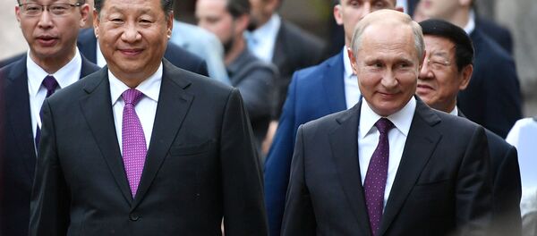 El presidente ruso, Vladímir Putin, y su homólogo chino, Xi Jinping, en el zoo de Moscú - Sputnik Mundo