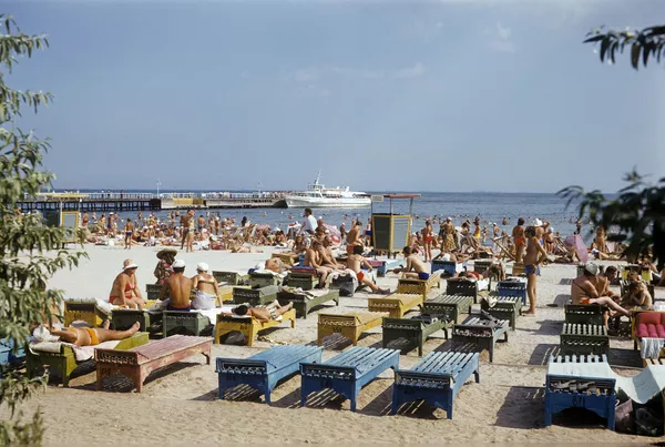Verano, vacaciones, playa: cómo se relajaba la gente en la URSS
Verano, vacaciones, playa: cómo se relajaba la gente en la URSS
- Sputnik Mundo