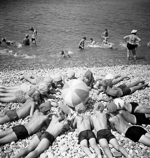 Verano, vacaciones, playa: cómo se relajaba la gente en la URSS
Verano, vacaciones, playa: cómo se relajaba la gente en la URSS
- Sputnik Mundo