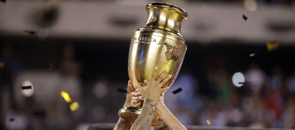 La selección chilena con el trofeo de la Copa América Centenario - Sputnik Mundo