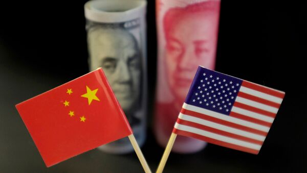 Banderas y billetes de EEUU y China - Sputnik Mundo