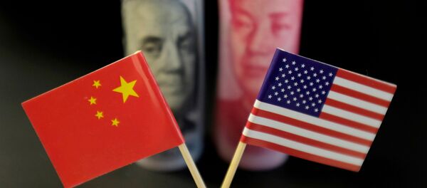 Banderas y billetes de EEUU y China Banderas y billetes de EEUU y China - Sputnik Mundo