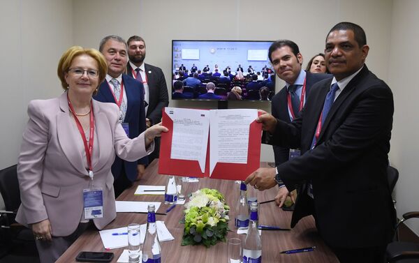 La ministra de Salud de Rusia, Veronika Skvortsova, y el ministro de Hacienda y Crédito Público, Iván Acosta, al sellar el Acta Final - Sputnik Mundo