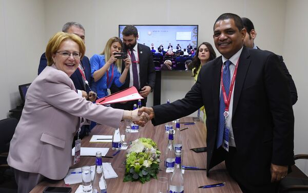 Veronika Skvortsova e Iván Acosta, al firmar el Acta Final - Sputnik Mundo