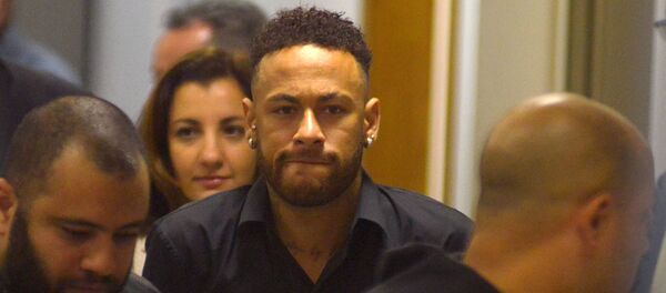 El futbolista brasileño Neymar deja la comisaría de Policía luego de testificar en Río de Janeiro El futbolista brasileño Neymar deja la comisaría de Policía luego de testificar en Río de Janeiro - Sputnik Mundo