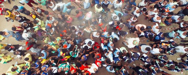 Una multitud en Acornhoek (Sudáfrica) - Sputnik Mundo