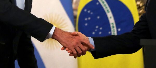 Apretón de manos entre el presiden te de Argentina, Mauricio Macri, y el presidente de Brasil, Jair Bolsonaro - Sputnik Mundo