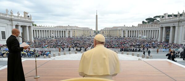 El papa Francisco durante una misa en la Plaza San Pedro de Ciudad del Vaticano - Sputnik Mundo