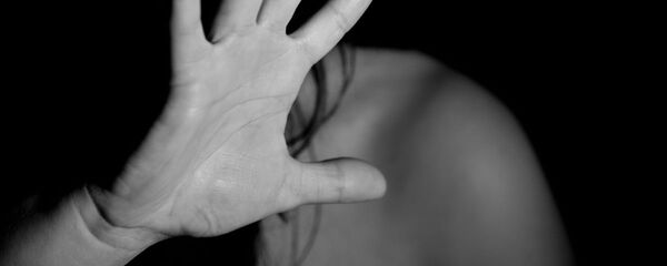 Una mujer intenta protegerse (imagen referencial) - Sputnik Mundo