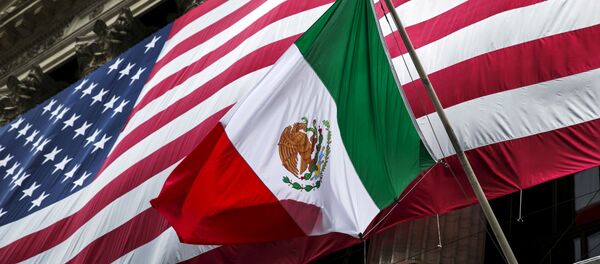Banderas de EEUU y México - Sputnik Mundo