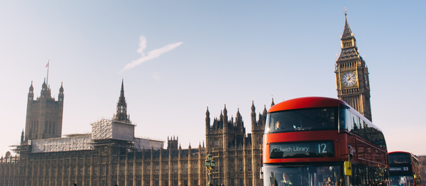 Un autobús típico de Londres 'double decker' con el Parlamento británico de fondo (archivo) - Sputnik Mundo