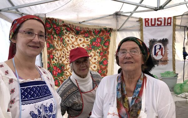 Ana Stroganova (derecha), fundadora de la Casa de Rusia de Mar del Plata, junto a su hija - Sputnik Mundo