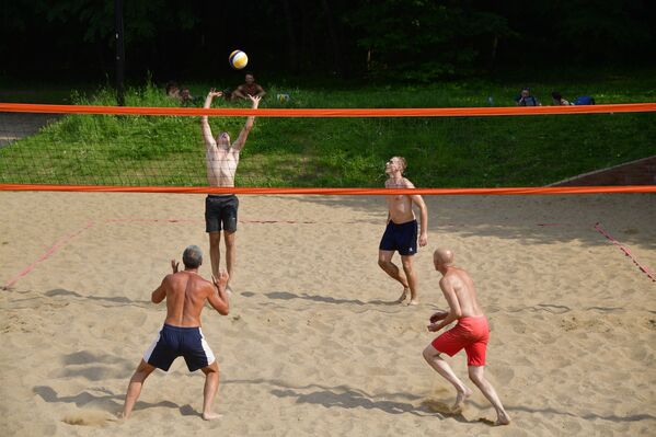 Jugadores de voleibol de playa en el parque Tropariovo. Jugadores de voleibol de playa en el parque Tropariovo. - Sputnik Mundo