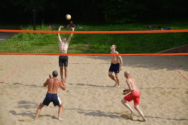 Jugadores de voleibol de playa en el parque Tropariovo. Jugadores de voleibol de playa en el parque Tropariovo. - Sputnik Mundo
