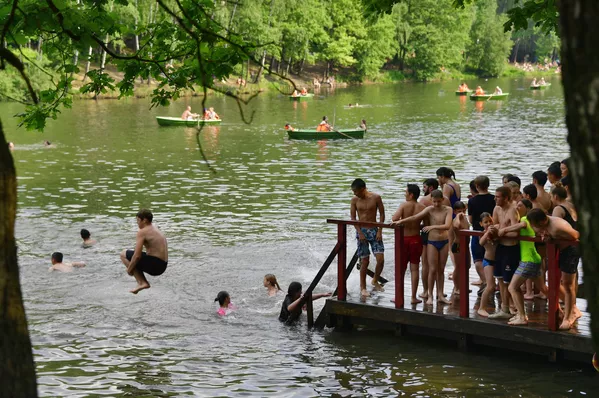 Moscovitas se bañan en un estanque en el parque Tropariovo. Moscovitas se bañan en un estanque en el parque Tropariovo. - Sputnik Mundo
