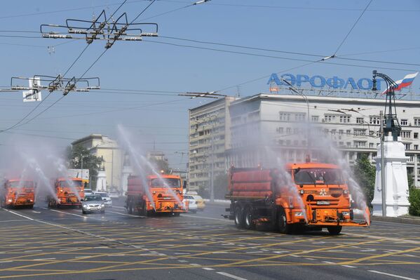 Máquinas de irrigación en la Avenida Leningradski. Máquinas de irrigación en la Avenida Leningradski. - Sputnik Mundo