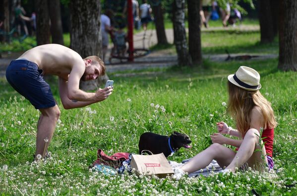 Unos jóvenes con un perro en el parque Tropariovo. Unos jóvenes con un perro en el parque Tropariovo. - Sputnik Mundo