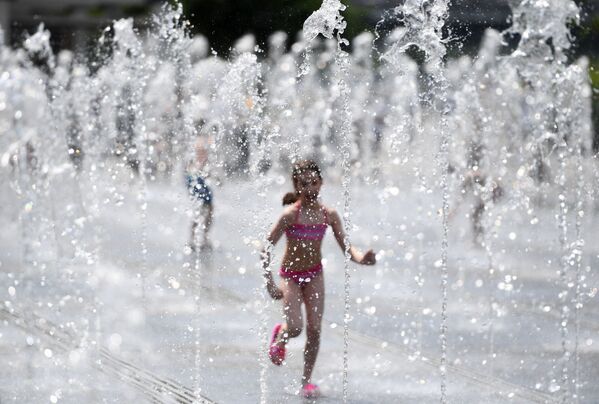 Una niña en el parque Museón, en el centro de la ciudad. Una niña en el parque Museón, en el centro de la ciudad. - Sputnik Mundo