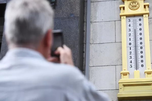 Un hombre toma la foto de un termómetro en el edificio de la Duma Estatal en Moscú. Un hombre toma la foto de un termómetro en el edificio de la Duma Estatal en Moscú. - Sputnik Mundo