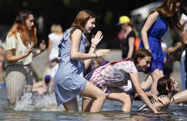 Unas chicas se refrescan en una fuente del Parque Gorki de Moscú durante el calor del mediodía. Unas chicas se refrescan en una fuente del Parque Gorki de Moscú durante el calor del mediodía. - Sputnik Mundo