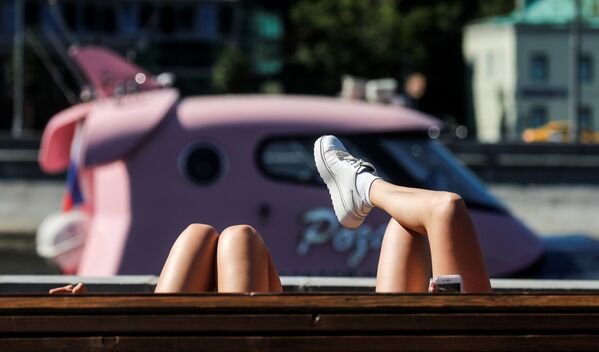 Mujeres descansan en el malecón del río Moskva en un caluroso día de verano en el centro de Moscú. Mujeres descansan en el malecón del río Moskva en un caluroso día de verano en el centro de Moscú. - Sputnik Mundo