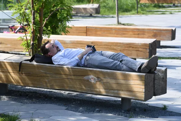 Un hombre descansa en el parque Zariadie. Un hombre descansa en el parque Zariadie. - Sputnik Mundo