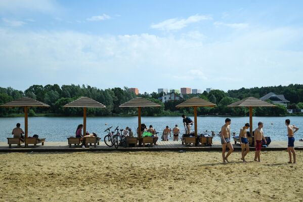 Moscovitas a orillas de un estanque en la zona recreativa de Meshchérskoye. Moscovitas a orillas de un estanque en la zona recreativa de Meshchérskoye. - Sputnik Mundo