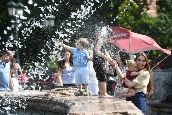 Moscovitas descansan en las fuentes de la Plaza Manézhnaya. Moscovitas descansan en las fuentes de la Plaza Manézhnaya. - Sputnik Mundo